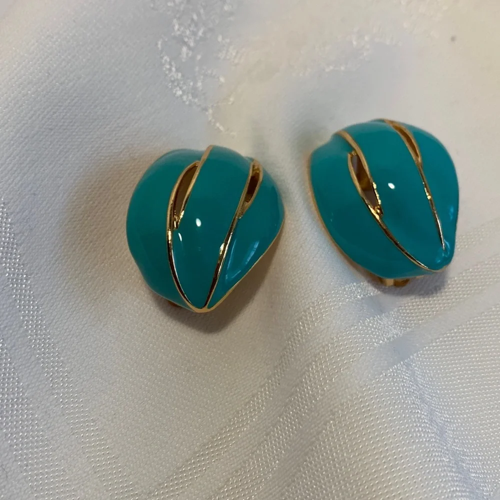 AVON Clip Earrings Enamel Turquoise Teal Gold Tone Swirl 1 1/2” Wavy Beachy EUC